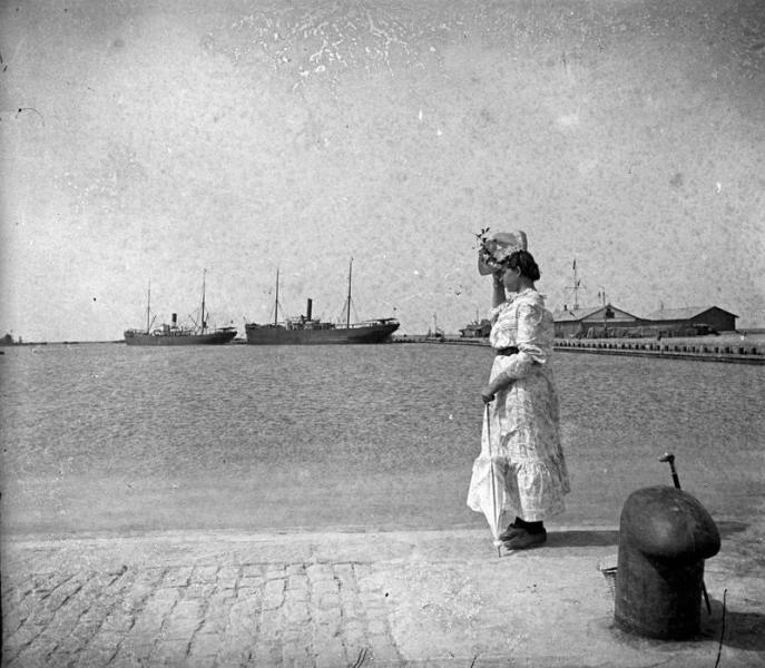 На пристани, 1903 год, г. Бердянск. Александра Савицкая.Выставка «Про зонты» с этой фотографией.