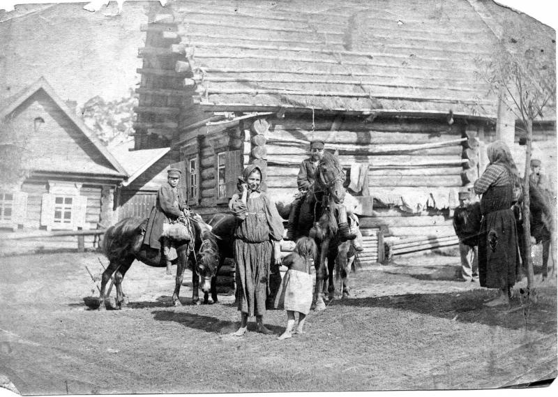 В деревне, 1910-е. Авторство снимка приписывается Алексею Мазурину.