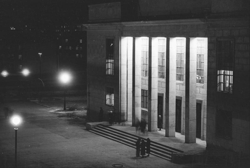 Драмтеатр имени Пушкина ночью, 1937 год, г. Магнитогорск. Выставка «Мягкий свет фонарей» и&nbsp;видео «Ночь. Улица. Фонарь…» с этой фотографией.