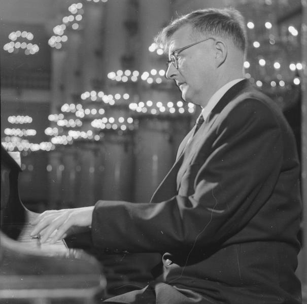 Дмитрий Шостакович, 1950-е, г. Москва. Выставка «Лучшие фотографии пианистов», видео «Фольклор от Ростроповича» с этим снимком.