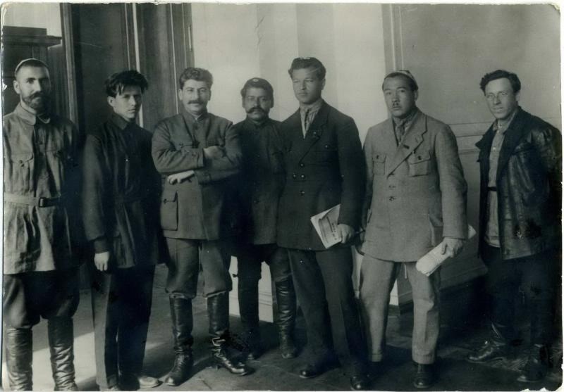 Иосиф Сталин с группой мужчин, 1930-е
