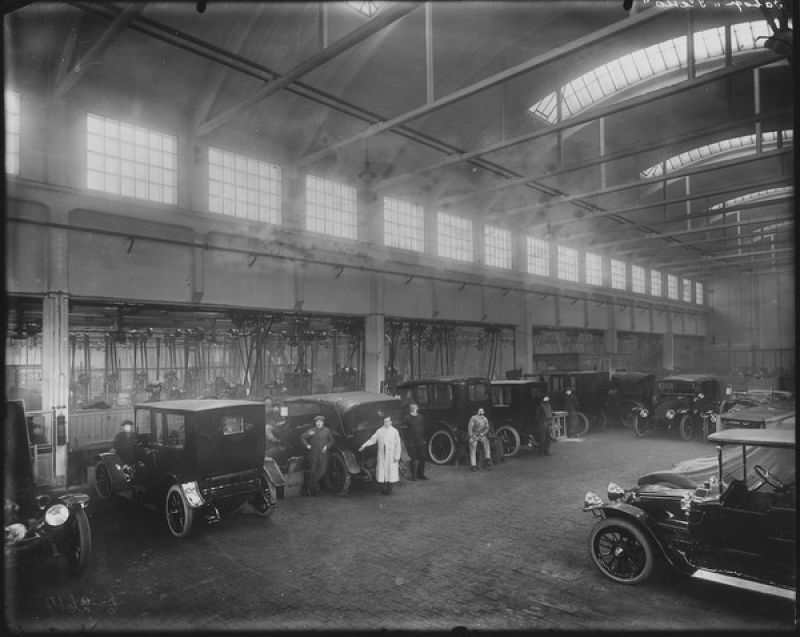 Автомобили на ремонте в гараже завода «Русский Рено», 1914 - 1916, г. Петроград