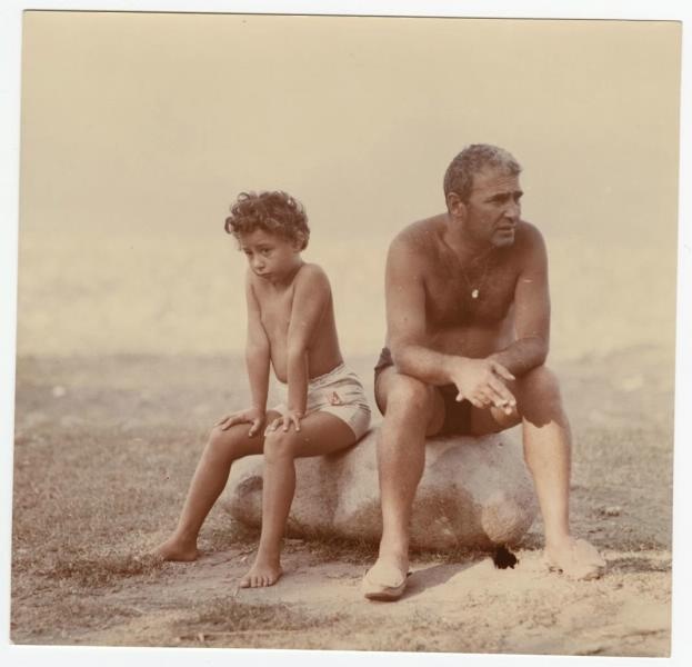 Нодар Думбадзе с сыном, 1960-е. Выставки&nbsp;«Мужской день» и «Сыновья» с этой фотографией.