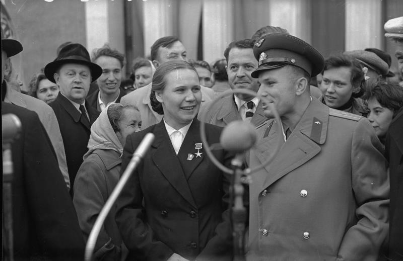 Юрий Гагарин на митинге, 23 октября 1961, г. Москва, ВДНХ. Авторство снимка приписывается Мартынову.