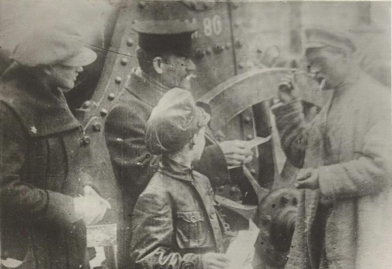 Михаил Калинин с мальчиком, 1919 год. Кадр из кинофильма.