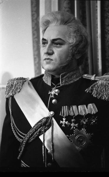 Портрет артиста в гриме и костюме Гремина в опере «Евгений Онегин», 1977 год, г. Москва. 