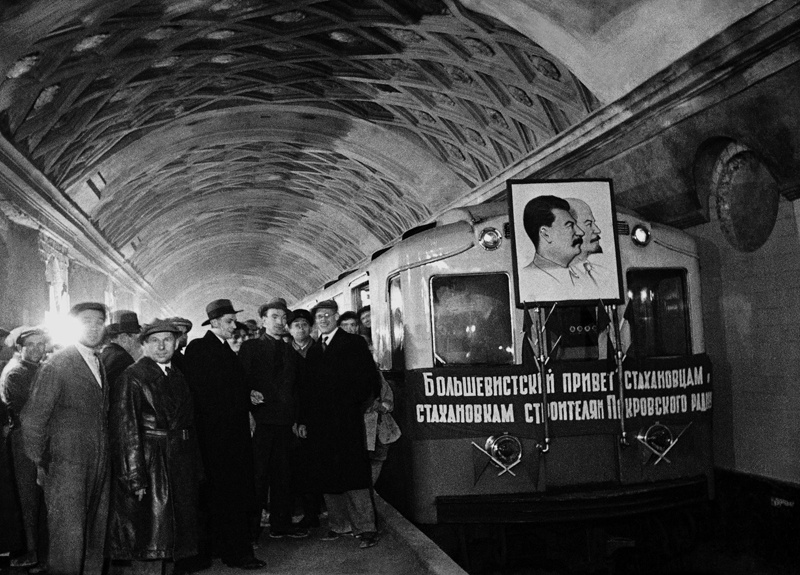 Метро – Покровский радиус. Первый поезд, январь 1937, г. Москва. Видео «120 лет московскому трамваю» и выставка «20 фотографий 1937 года» с этим снимком.