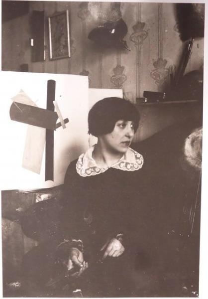 Варвара Степанова в мастерской, 1918 год. Выставка «Художник за работой» с этой фотографией.