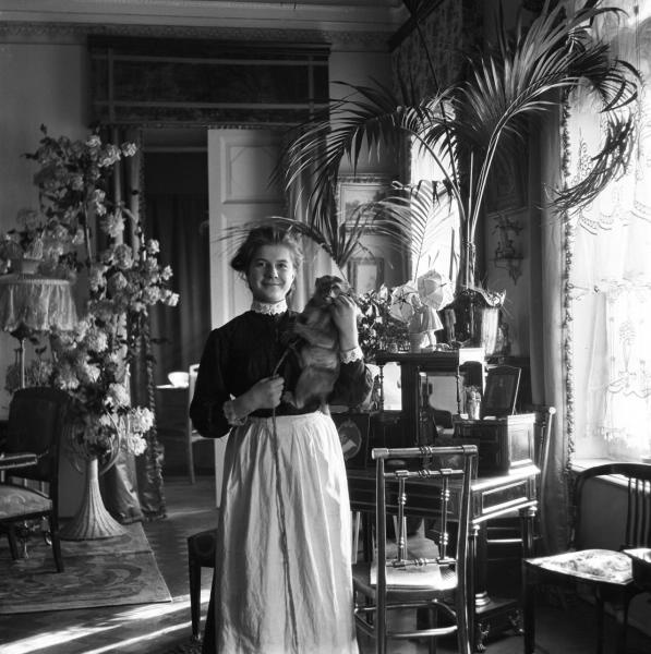 Девушка с обезьянкой в доме артистки Веры Шуваловой, 1911 год, г. Санкт-Петербург. Выставка «Свидетели повседневности» с этой фотографией.