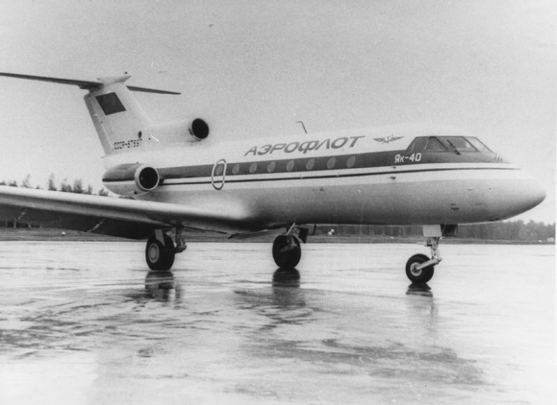 Первый реактивный самолет «ЯК-40» на Череповецком аэродроме, 30 июня 1982, г. Череповец и Череповецкий район. Выставка «Небо. Самолет. Девушка» с этой фотографией.