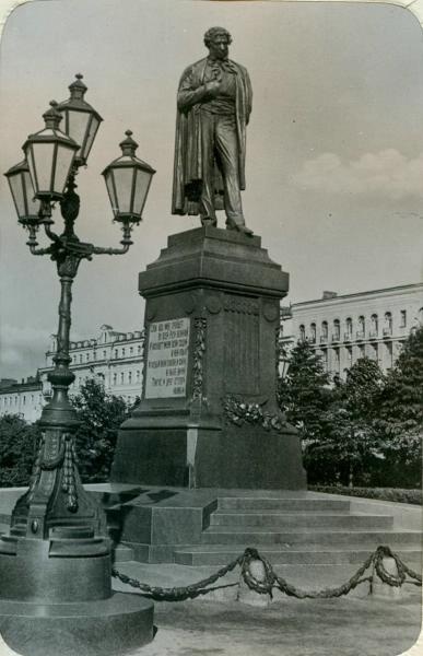 Памятник Пушкину, 1956 год, г. Москва, Пушкинская пл.. Памятник установлен в 1880 году в начале Тверского бульвара на Страстной площади (ныне Пушкинская). В 1950 году его переместили на противоположную сторону площади, где и находится до сих пор. Скульптор Александр Опекушин.