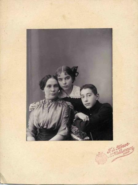 Портрет матери и детей Дубасовых, 1914 год, г. Киев. Альбуминовая печать.