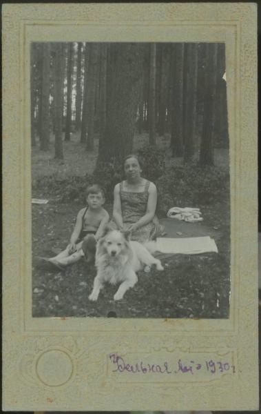 На прогулке в лесу, 1930 год