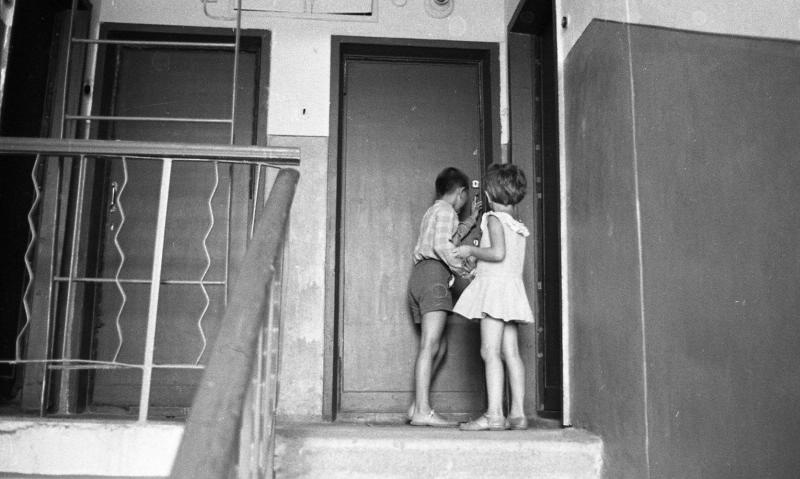 Дети у двери квартиры, 1967 год, Волгоградская обл., г. Волжский