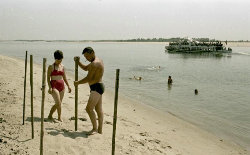 На пляже, 1967 год, Волгоградская обл., г. Волжский. Выставка «Некурортный отдых» с этой фотографией.