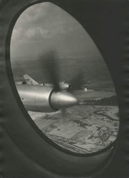 Вид из иллюминатора. Самолет Ил-18 с Юрием Гагариным сопровождает истребитель МиГ-17, 1961 год