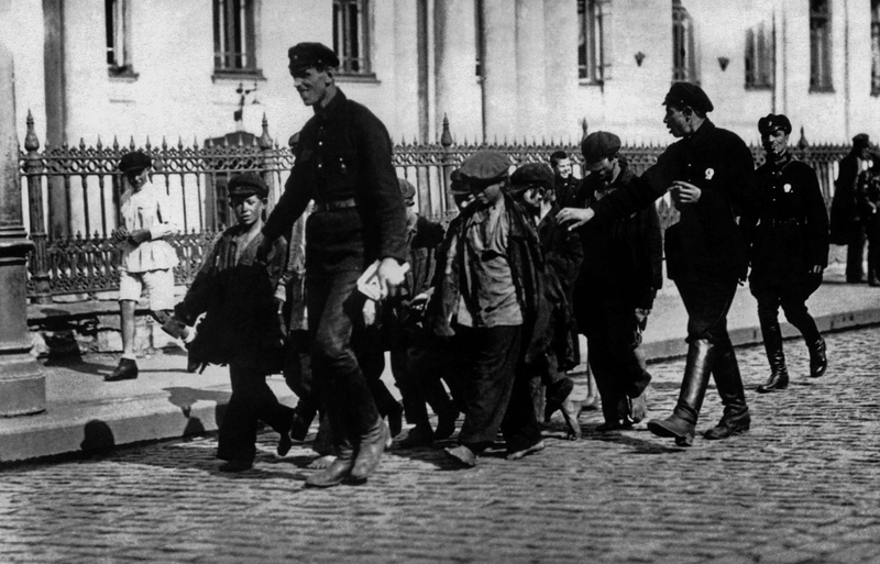 Беспризорники с сопровождающими на улице, 1924 год, г. Москва. Выставка «Государство в государстве» с этой фотографией.