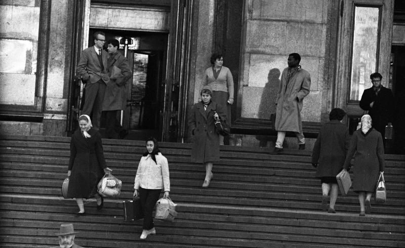 На лестнице у подъезда МГУ, 1963 - 1964, г. Москва