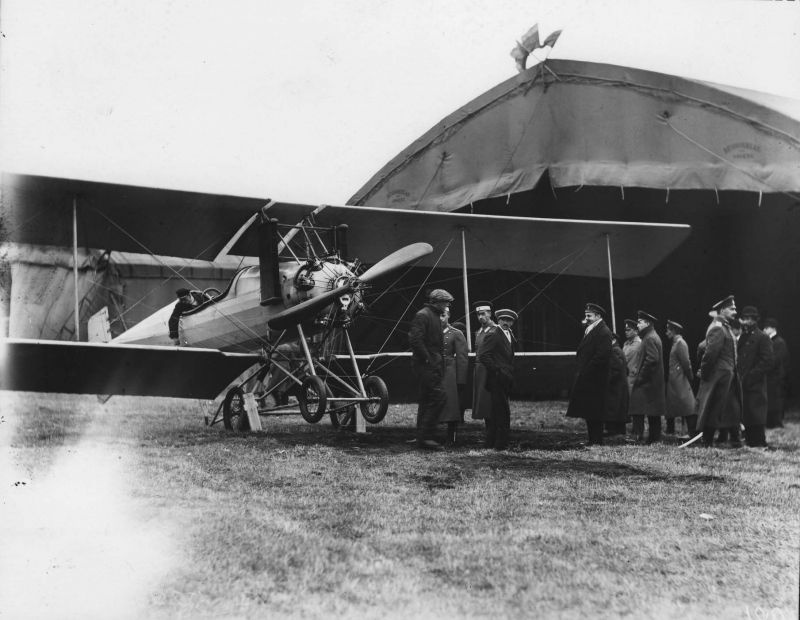 Группа военных летчиков у аэропланов, 1913 год, г. Санкт-Петербург