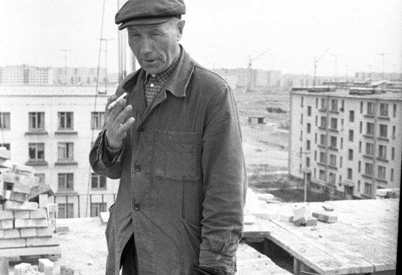 Каменщик Владимир Филиппов на строительстве жилого дома в Купчине, 1967 год, г. Ленинград