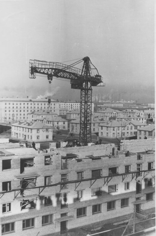 Строительство домов, 1961 год, г. Череповец. Выставка «Строили-строили и наконец построили!» с этой фотографией.