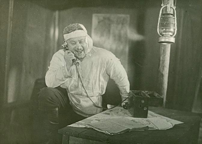 Сцена из спектакля с участием Леонида Кулакова, 1940-е. Выставка «Алло, кто говорит?» с этой фотографией.