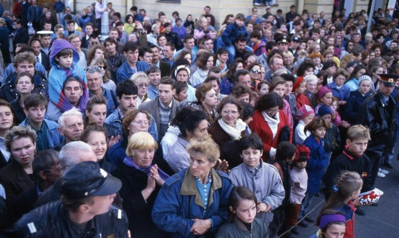 Толпа на улице (во время праздника?), 1995 год, г. Санкт-Петербург