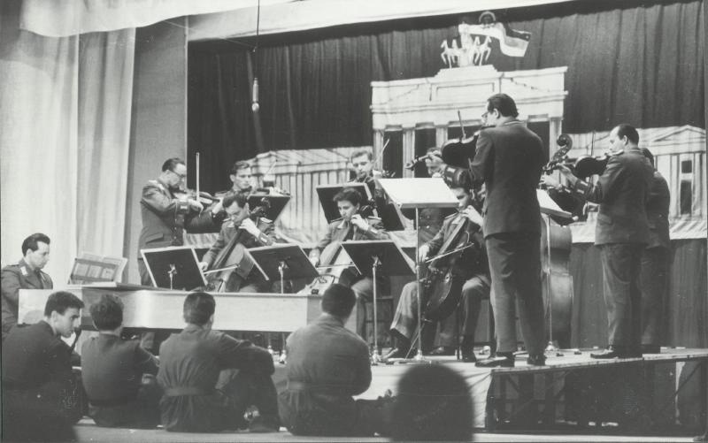 Выступление оркестра, 1960-е. Из серии «Ансамбль Национальной Народной армии ГДР имени Эриха Вайнерта».