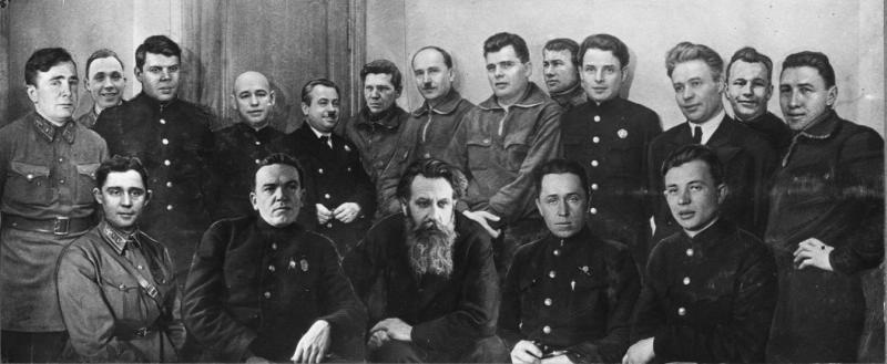 Групповой снимок участников экспедиции «Северный Полюс-1», 22 марта 1937. В центре в первом ряду - Отто Шмидт, 4-й слева во втором ряду – Иван Папанин.