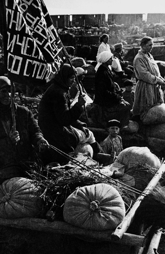Сдача хлеба на заготпункте, 1930 год