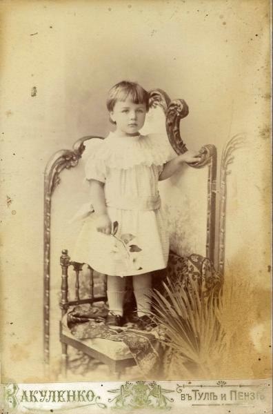 Портрет девочки с цветком в руке, 1900 - 1907, Пензенская губ., г. Пенза. Альбуминовая печать.