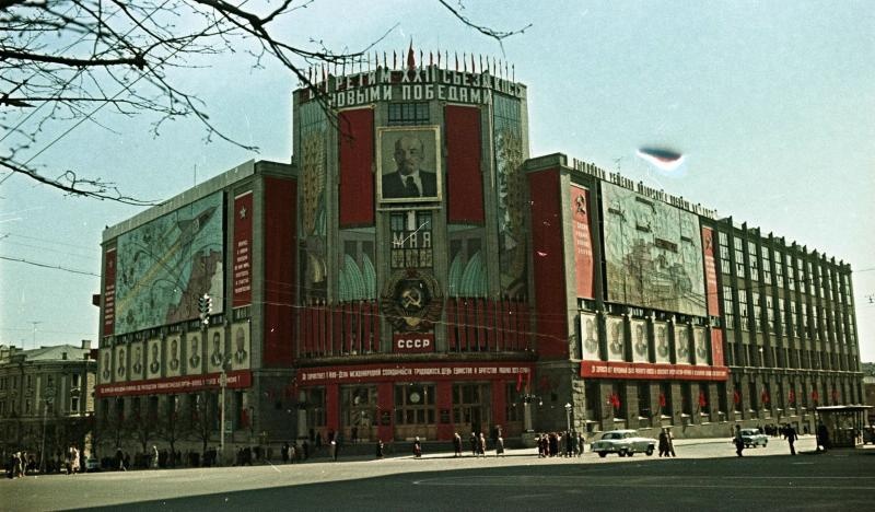 Празднично оформленное здание Центрального телеграфа на улице Горького, 1 - 2 мая 1961, г. Москва. Ныне Тверская.Выставка «СССР в 1961 году» с этой фотографией.