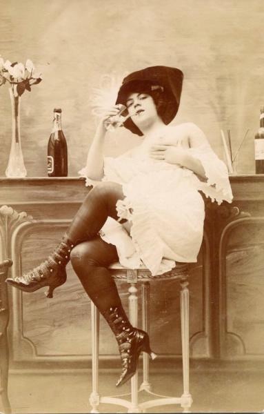 Дама с бокалом, 1910-е. Выставки&nbsp;«Приди… Чаруй… Люби…», «...только вряд найдете вы в России целой три пары стройных женских ног» с этой фотографией.