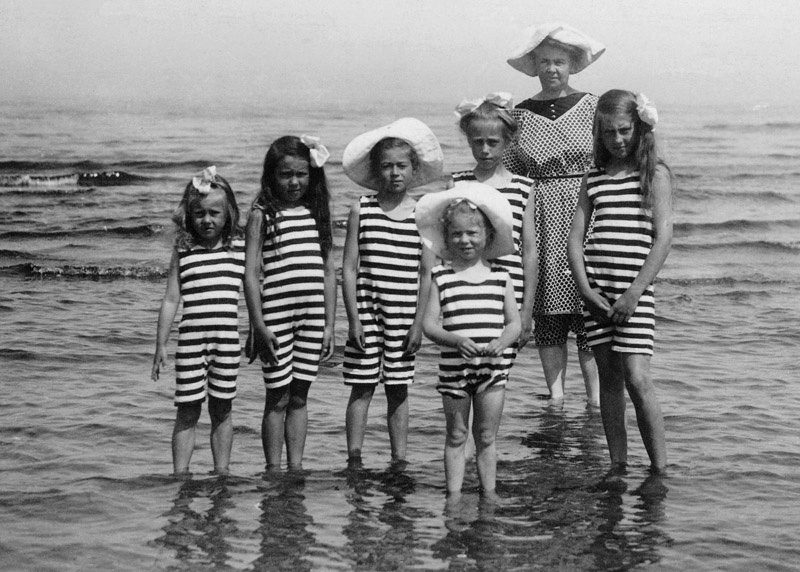 На пляже, 1910 год. Выставки&nbsp;«Дети»,&nbsp;«10 лучших пляжных фотографий» и «Дореволюционная Россия отдыхает» с этой фотографией.