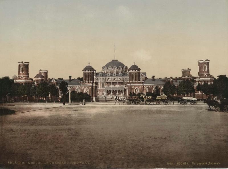 Петровский путевой дворец, 1896 год, Московская губ., Тверской тракт. Дворец на Тверском тракте (ныне Ленинградский проспект) построен по приказу Екатерины II в 1776–1780-х годах в честь успешного завершения Русско-турецкой войны как резиденция для отдыха знатных особ после дороги из Петербурга в Москву. Архитектор Матвей Казаков.