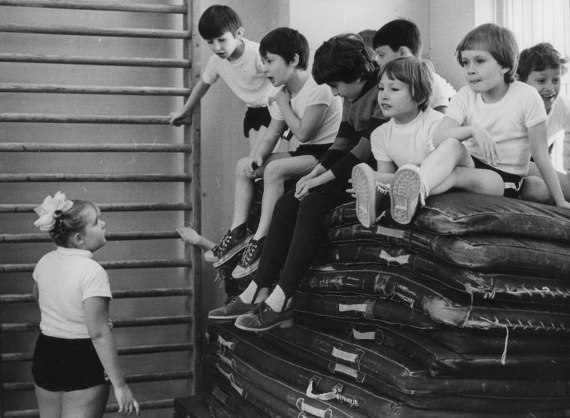 Урок физкультуры в школе № 52, 1978 год, г. Москва. Выставки: «На уроках»,&nbsp;«В школу!»&nbsp;и «Разговоры, разговоры...»&nbsp;с этой фотографией.