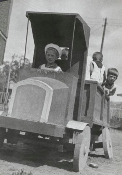 Детская площадка, 1932 год. Выставка «Возвращение в детство: игровые площадки СССР» с этой фотографией.