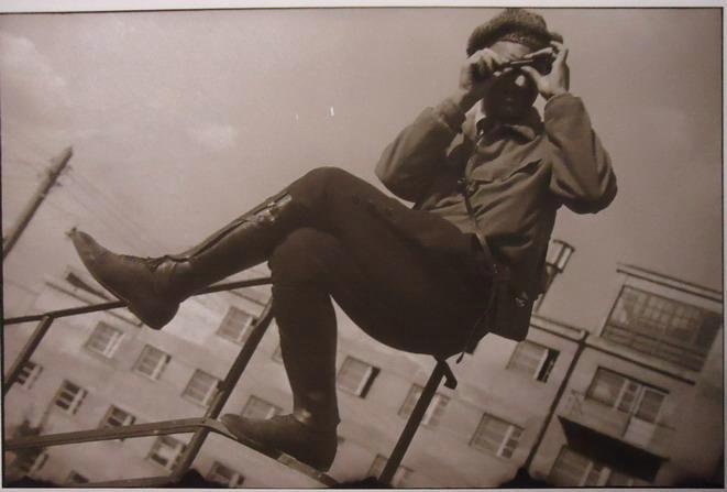 Александр Родченко на перилах, 1930 год, г. Москва. Выставка «Фотограф Елеазар Лангман. Радикальный экспериментатор 1920–1930-х годов» с этим снимком.
