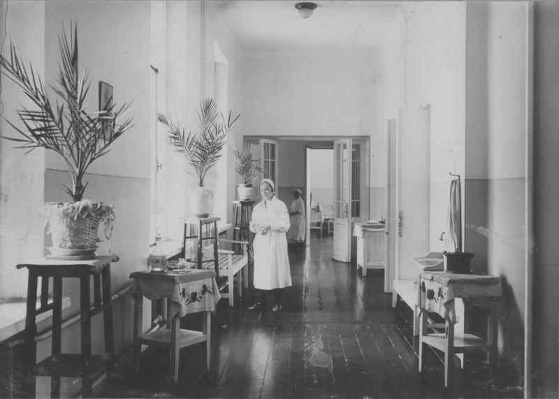Коридор послеродового отделения, 1930-е, Россия