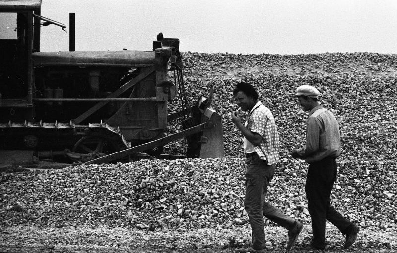 Два рабочих на стройплощадке, 1967 год, Волгоградская обл., г. Волжский