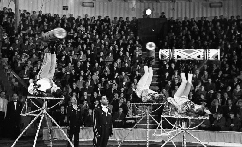 Фото "Цирк. Украинский цирковой коллектив. Антиподисты Микитюк", 1959 ...