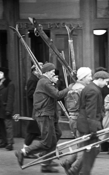 Ленинград. Студенты-лыжники на вокзале в выходные, 1960-е, г. Ленинград