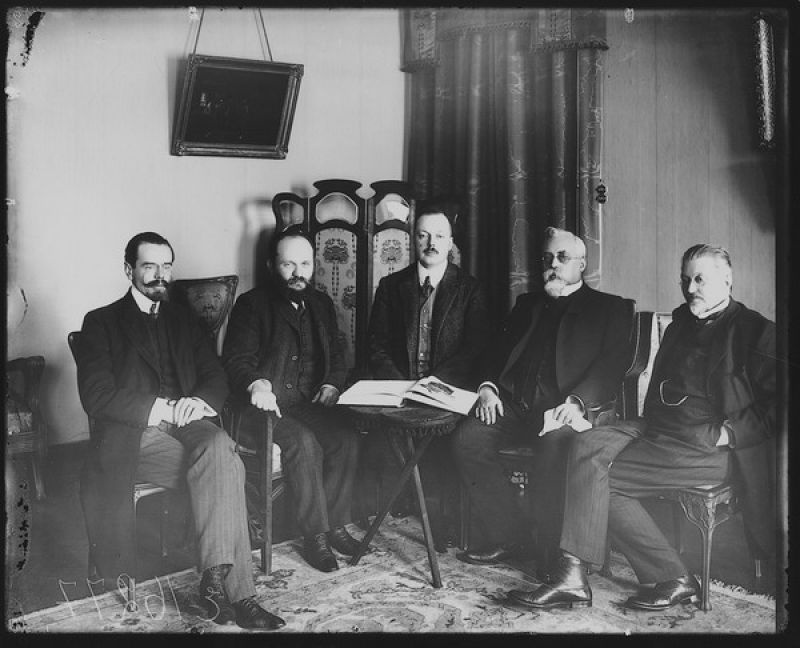 Группа депутатов Государственной Думы I-го созыва, июнь 1906, г. Санкт-Петербург. В центре – Владимир Набоков.