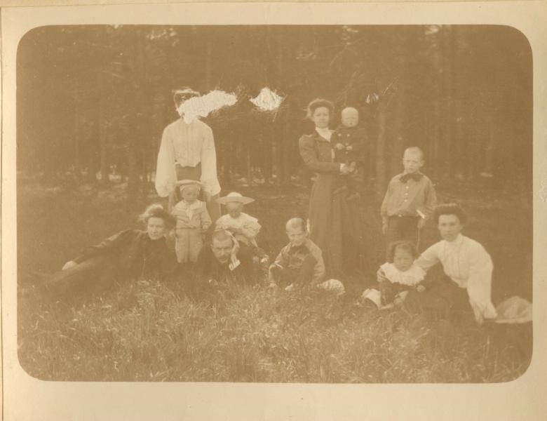 Семейный портрет на природе, 1900-е