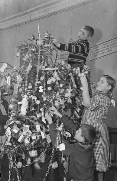 Детдом в Борках. Дети наряжают новогоднюю елку, 1939 год