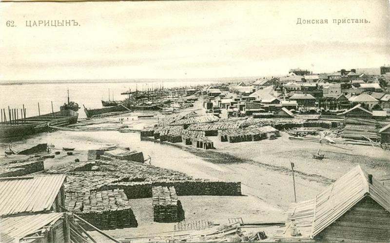 Донская пристань, 1913 год, Саратовская губ., г. Царицын. В 1925 году город был переименован в Сталинград. С 1961 года - Волгоград.