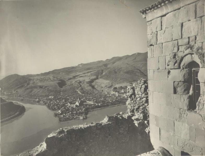 Вид из монастыря Джвари на город Мцхета, 1950-е, г. Мцхета. Вид из монастыря Джвари на город Мцхета и кафедральный патриарший храм Светицховели.