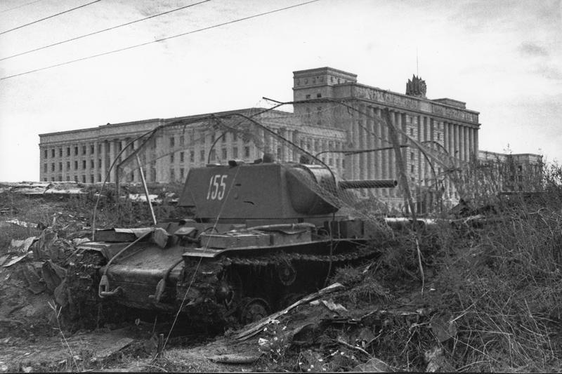Танк на фоне Дома Советов, 1941 - 1943, г. Ленинград