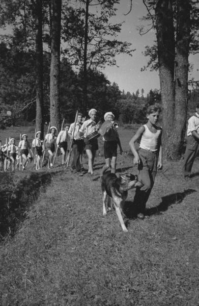 Пионерский отряд идет на занятия по военному делу, 1942 год
