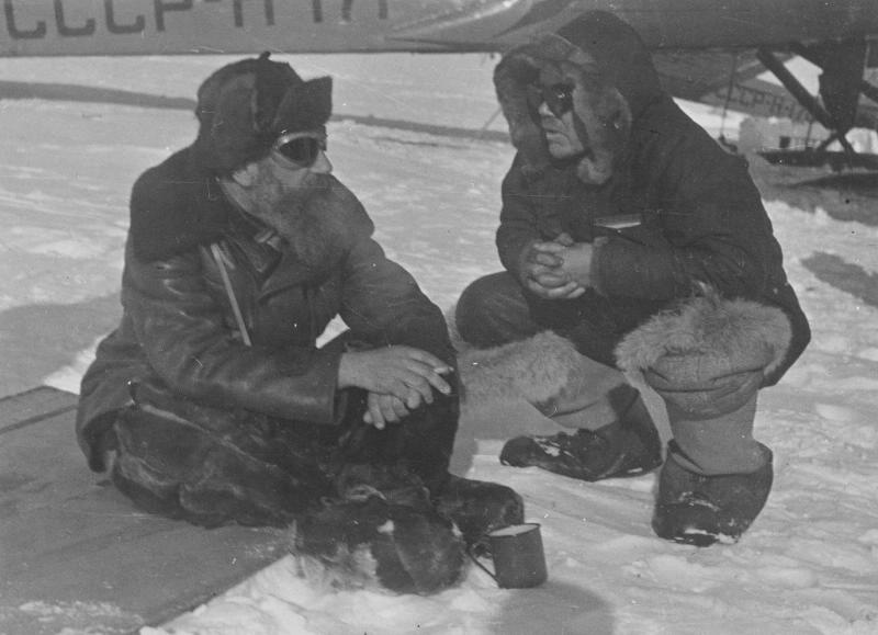 Портрет с Отто Шмидтом, 6 июня 1937 - 19 февраля 1938, Северный полюс. Видео «Неизведанные края Отто Шмидта» с этой фотографией.
